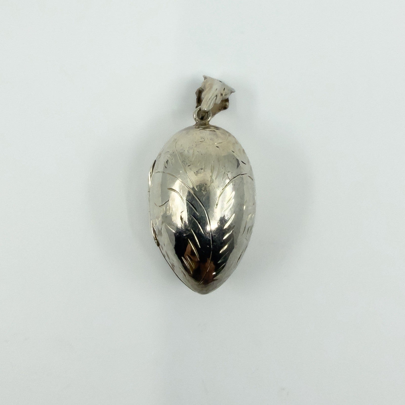 Chunky Vintage Sterling Silver Oval Foliate Engraved Photo Locket 925 (1996)