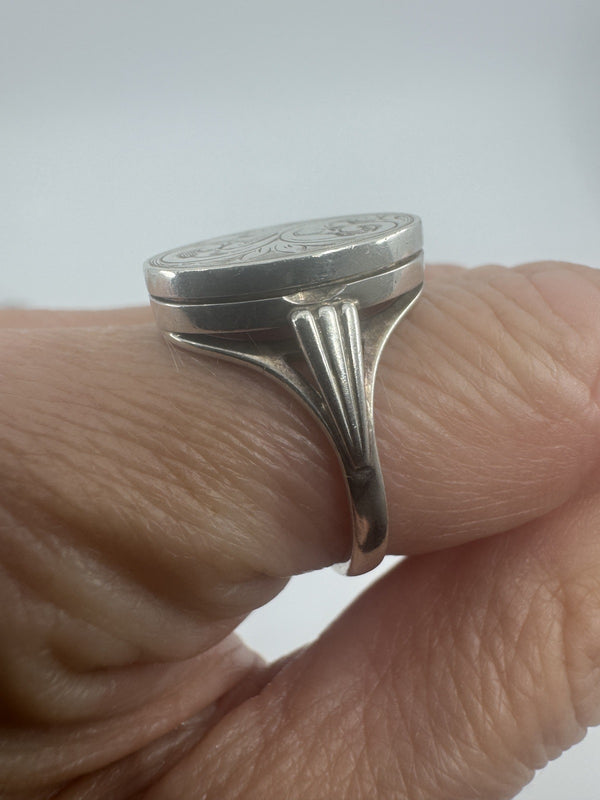 Vintage Sterling Silver Engraved Secret Locket Ring 925 Size P