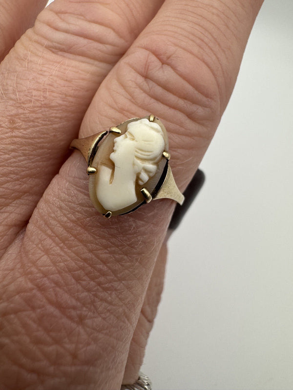 Vintage 9ct Gold Small Left Facing Carved Cameo Ring 375 Size P 
