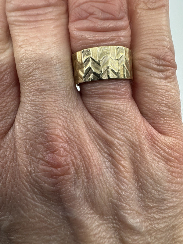 Vintage 9ct Gold Wide Chevron Engraved Full Band Ring 375 Size L (London 1972)
