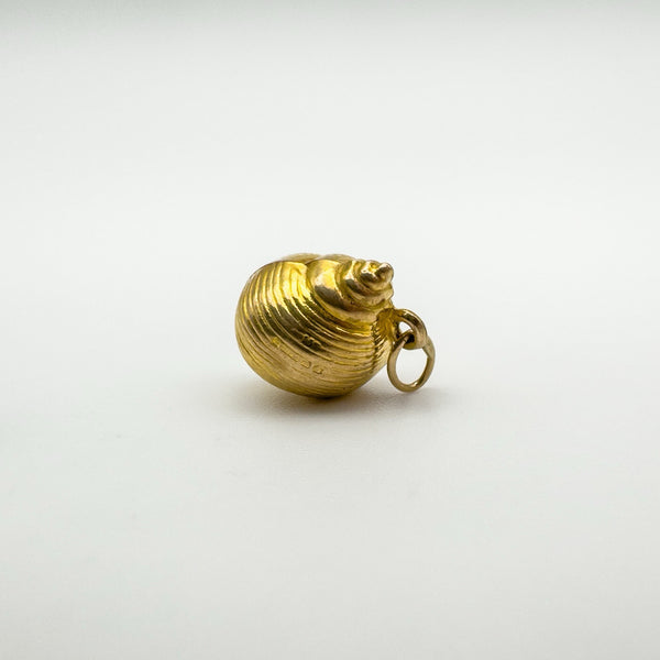 Side profile of vintage 9ct gold sea shell charm showing full form